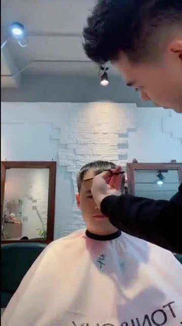 大叔爆料理发师是谁啊视频,“大叔爆料理发师”视频主角身份大起底  第3张